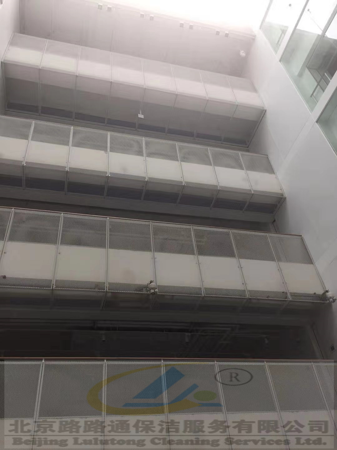 商場(chǎng)開荒現(xiàn)場(chǎng)(圖1)